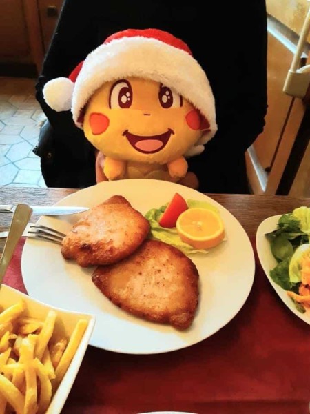 QooBee Having Christmas Meals