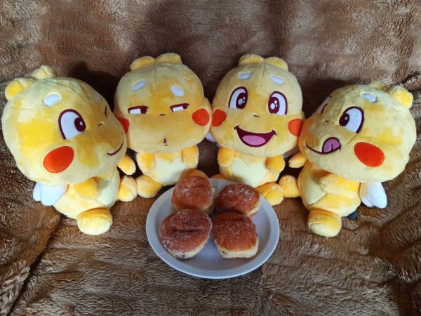 QooBee Sharing Donuts With Each Other